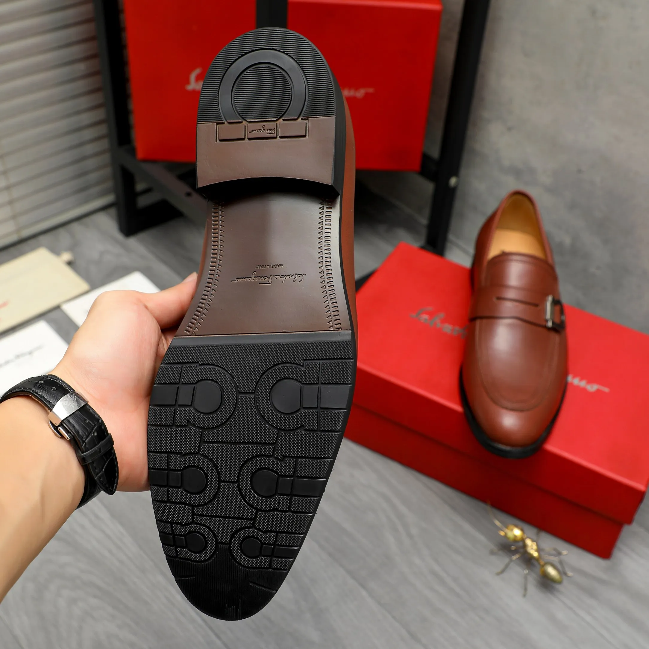 Men's men's shoes💰460 Product trademark: Ferragamo "Ferragamo" business slip-on leather shoes Regular size: 39-44 Product materials: Selected high-quality cowhide upper, cowhide lining, original outsole